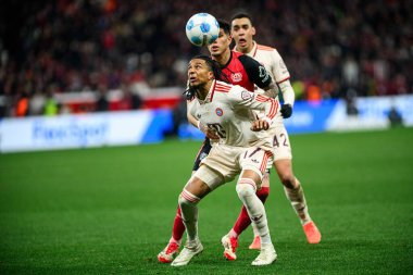 LEVERKUSEN, GERMANY - 15 Şubat 2025: Michael Olise, Piero Hincapie, Jamal Musiala, The Bundesliga maçı FC Bayer 04 Leverkusen, Bayena 'da FC Bayern Muenchen' e karşı