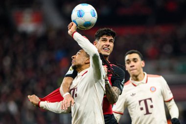 LEVERKUSEN, GERMANY - 15 Şubat 2025: Michael Olise, Piero Hincapie, Jamal Musiala, The Bundesliga maçı FC Bayer 04 Leverkusen, Bayena 'da FC Bayern Muenchen' e karşı