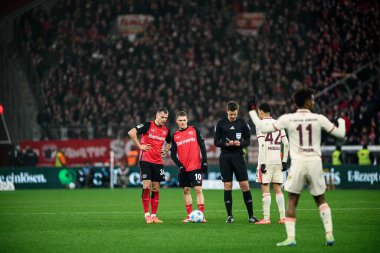 LEVERKUSEN, GERMANY - 15 Şubat 2025: Granit Xhaka, Florian Wirtz, Bundesliga maçı Bayer 04 Leverkusen FC Bayern Muenchen 'e karşı Bayarena' da
