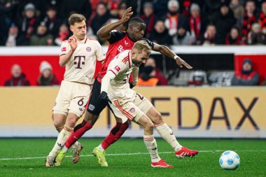 LEVERKUSEN, GERMANY - 15 Şubat 2025: Joshua Kimmich, Nordi Mukiele, Konrad Laimer, Bundesliga maçı FC Bayer 04 Leverkusen, Bayena 'da FC Bayern Muenchen' e karşı
