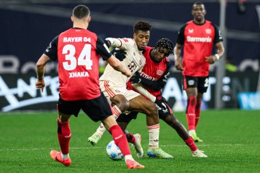 LEVERKUSEN, GERMANY - 15 Şubat 2025: Kingsley Coman, Jeremie Frimpong, Bundesliga maçı Bayer 04 Leverkusen FC Bayern Muenchen 'e karşı Bayarena' da
