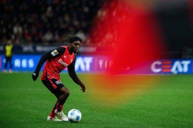LEVERKUSEN, GERMANY - 15 Şubat 2025: Jeremie Frimpong, The Bundesliga maçı Bayer 04 Leverkusen 'e karşı Bayern Muenchen Bayena' da