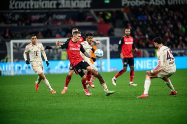LEVERKUSEN, GERMANY - 15 Şubat 2025: Jeremie Frimpong, Kingsley Coman, The Bundesliga maçı Bayer 04 Leverkusen FC Bayern Muenchen 'e karşı Bayarena' da