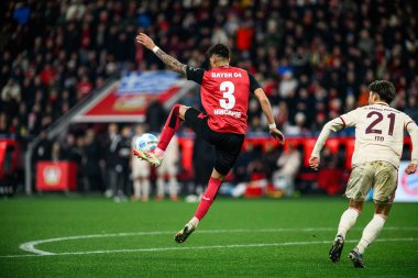 LEVERKUSEN, GERMANY - 15 Şubat 2025: Piero Hincapie, FC Bayer 04 Leverkusen FC Bayern Muenchen 'e karşı