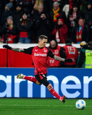 LEVERKUSEN, GERMANY - 15 Şubat 2025: Alejandro Grimaldo, The Bundesliga maçı Bayer 04 Leverkusen 'e karşı Bayern Muenchen Bayena' da