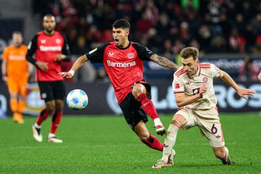 LEVERKUSEN, GERMANY - 15 Şubat 2025: Exequiel Palacios, Joshua Kimmich, Bundesliga maçı Bayer 04 Leverkusen FC Bayern Muenchen 'e karşı Bayarena' da