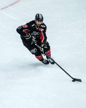COLOGNE, GERMANY - 16 Şubat 2025: Maximilian Glotzl, Penny DEL Koelner Haie Hokey maçı - Lanxess Arena 'da Duesseldorfer EG