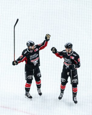 COLOGNE, GERMANY - 16 Şubat 2025: Brady Austin, Marco Munzenberger, Penny DEL Koelner Haie Hokey maçı - Lanxess Arena 'da Duesseldorfer EG