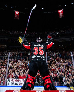 COLOGNE, ALMANY - 16 Şubat 2025: Julius Hudacek, Penny DeL Koelner Haie Hokey maçı - Lanxess Arena 'da Duesseldorfer EG