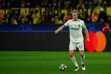 DORTMUND, ALMANY - 19 Şubat 2025: Morten Hjulmand - UEFA Şampiyonlar Ligi Borussia Dortmund maçı Iduna Parkı 'nda Lisboa Sinyali. 