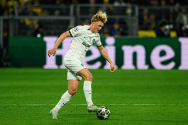 DORTMUND, GERMANY - 19 Şubat 2025: Conrad Harder - UEFA Şampiyonlar Ligi Borussia Dortmund - Iduna Parkı 'nda Lisboa Sinyali. 