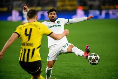 DORTMUND, Almanya - 19 Şubat 2025: Ricardo Esgaio - UEFA Şampiyonlar Ligi Borussia Dortmund maçı Iduna Parkı 'nda Lisboa Sinyali. 