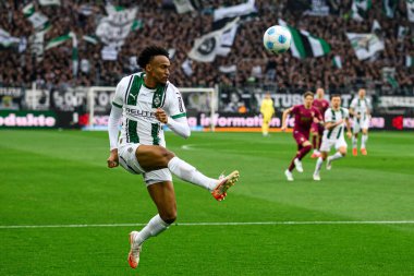 MOENCHENGLADBACH, GERMANY - 22 Şubat 2025: Nathan Ngoumou - Bundesliga Borussia Moenchengladbach FC Augsburg 'a karşı Borussia Park' ta futbol maçı.