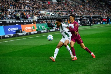 MOENCHENGLADBACH, GERMANY - 22 Şubat 2025: Nathan Ngoumou - Bundesliga Borussia Moenchengladbach FC Augsburg 'a karşı Borussia Park' ta futbol maçı.