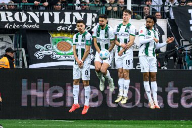 MOENCHENGLADBACH, GERMANY - 22 Şubat 2025: + - Bundesliga Borussia Moenchengladbach FC Augsburg 'a karşı Borussia Park' ta oynanan futbol maçı.
