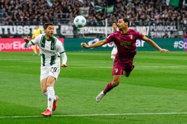 MOENCHENGLADBACH, GERMANY - 22 Şubat 2025: Alexis Claude-Maurice, Joe Scally - Bundesliga Borussia Moenchengladbach FC Augsburg 'a karşı Borussia Park' ta futbol maçı.