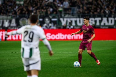 MOENCHENGLADBACH, GERMANY - 22 Şubat 2025: Keven Schlotterbeck - Bundesliga Borussia Moenchengladbach FC Augsburg 'a karşı Borussia Park' ta futbol maçı.
