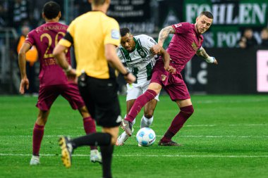 MOENCHENGLADBACH, GERMANY - 22 Şubat 2025: Alassane Plea, Jeffrey Gouweleeuw - Bundesliga Borussia Moenchengladbach-FC Augsburg maçı Borussia Park 'ta.