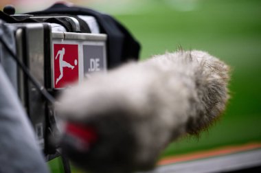 MOENCHENGLADBACH, GERMANY - 22 Şubat 2025: Bundesliga 'nın TV kamerası, Bundesliga Borussia Moenchengladbach FC Augsburg' a karşı Borussia Park 'ta futbol maçı.
