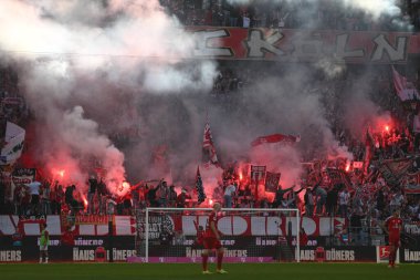 COLOGNE, GERMANY - 23 Şubat 2025: Pyro Show - Rhein Energie Stadion 'da 2.Bundesliga 1.FC Koeln-Fortuna Duesseldorf 1895 futbol karşılaşması.