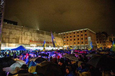 COLOGNE, Almanya - 24 Şubat 2025: Rusya 'nın Köln Katedrali yakınlarındaki Ukrayna saldırısının üçüncü yıldönümü münasebetiyle düzenlenen Ukrayna yanlısı miting.