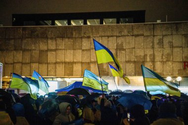 COLOGNE, Almanya - 24 Şubat 2025: Rusya 'nın Köln Katedrali yakınlarındaki Ukrayna saldırısının üçüncü yıldönümü münasebetiyle düzenlenen Ukrayna yanlısı miting.