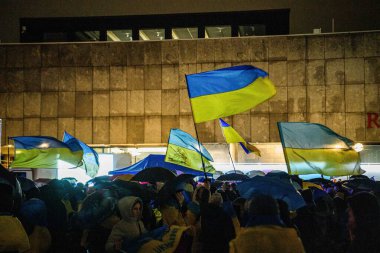 COLOGNE, Almanya - 24 Şubat 2025: Rusya 'nın Köln Katedrali yakınlarındaki Ukrayna saldırısının üçüncü yıldönümü münasebetiyle düzenlenen Ukrayna yanlısı miting.