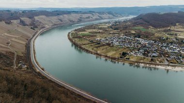 Nehrin gökyüzüne karşı manzarası. Ren nehrinin resim gibi kıvrımları. At nalı..