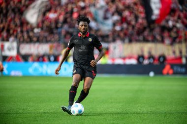 LEVERKUSEN, ALMANY - 5 EKİM, 2024: Edmond Tapsoba, Bundesliga, maç 2. Bayer 04 Leverkusen, Bayarena 'da Holstein Kiel' e karşı.