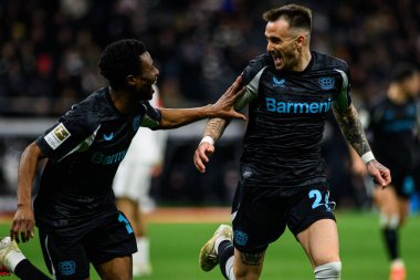FRANKFRT, GERMANY - 1 Mart 2025: Nathan Tella, Aleix Garcia - Bundesliga maçı Eintracht Frankfurt - FC Bayer 04 Leverkusen Deutsche Park 'ta. 
