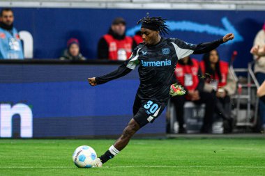 FRANKFURT, GERMANY - 1 Mart 2025: Jeremie Frimpong - Bundesliga maçı Eintracht Frankfurt - FC Bayer 04 Leverkusen Deutsche Park 'ta. 