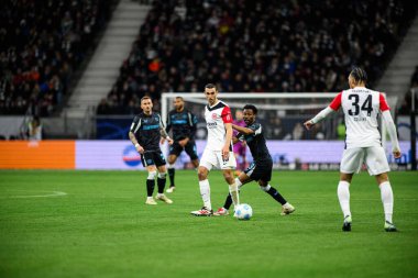 FRANKFURT, GERMANY - 1 Mart 2025: Ellyes Skhiri, Nathan Tella - Bundesliga maçı Eintracht Frankfurt - FC Bayer 04 Leverkusen Deutsche Park 'ta. 