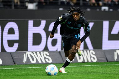 FRANKFURT, GERMANY - 1 Mart 2025: Jeremie Frimpong - Bundesliga maçı Eintracht Frankfurt - FC Bayer 04 Leverkusen Deutsche Park 'ta. 