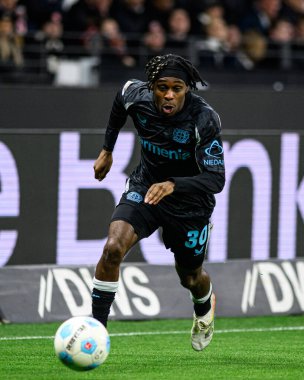 FRANKFURT, GERMANY - 1 Mart 2025: Jeremie Frimpong - Bundesliga maçı Eintracht Frankfurt - FC Bayer 04 Leverkusen Deutsche Park 'ta. 