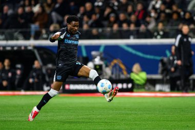 FRANKFRT, GERMANY - 1 Mart 2025: Nathan Tella - Bundesliga maçı Eintracht Frankfurt FC Bayer 04 Leverkusen 'e karşı Deutsche Bank Park' ta. 