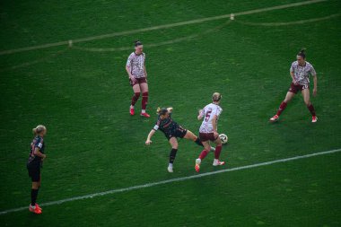 COLOGNE, GERMANY - 9 Mart 2025 Kadınlar Bundesliga 1.FC Koeln Frauen-FC Bayern Muenchen maçı Rhein Enerji Stadyumu 'nda.