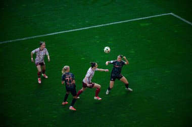 COLOGNE, GERMANY - 9 Mart 2025 Kadınlar Bundesliga 1.FC Koeln Frauen-FC Bayern Muenchen maçı Rhein Enerji Stadyumu 'nda.