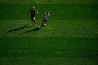 COLOGNE, GERMANY - 9 Mart 2025 Kadınlar Bundesliga 1.FC Koeln Frauen-FC Bayern Muenchen maçı Rhein Enerji Stadyumu 'nda.