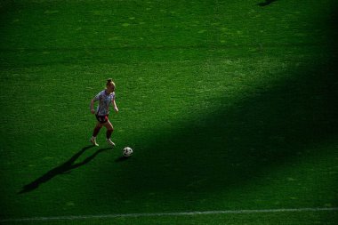 COLOGNE, GERMANY - 9 Mart 2025 Kadınlar Bundesliga 1.FC Koeln Frauen-FC Bayern Muenchen maçı Rhein Enerji Stadyumu 'nda.