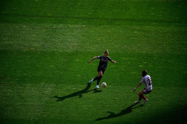 COLOGNE, GERMANY - 9 Mart 2025 Kadınlar Bundesliga 1.FC Koeln Frauen-FC Bayern Muenchen maçı Rhein Enerji Stadyumu 'nda.