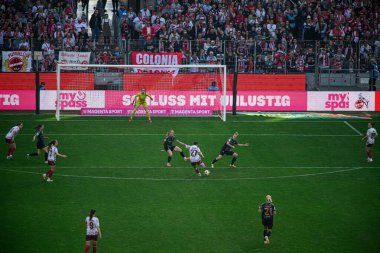COLOGNE, GERMANY - 9 Mart 2025 Kadınlar Bundesliga 1.FC Koeln Frauen-FC Bayern Muenchen maçı Rhein Enerji Stadyumu 'nda.