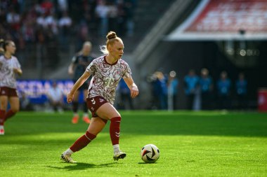 COLOGNE, GERMANY - 9 Mart 2025 Kadınlar Bundesliga 1.FC Koeln Frauen-FC Bayern Muenchen maçı Rhein Enerji Stadyumu 'nda.