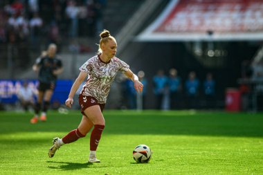 COLOGNE, GERMANY - 9 Mart 2025 Kadınlar Bundesliga 1.FC Koeln Frauen-FC Bayern Muenchen maçı Rhein Enerji Stadyumu 'nda.