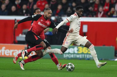 LEVERKUSEN, GERMANY - 11 Mart 2025: Alphonso Davies, Jonathan Tah - Bayer 04 Leverkusen ile Bayarena 'da FC Bayern Münih arasındaki UEFA Şampiyonlar Ligi maçı.