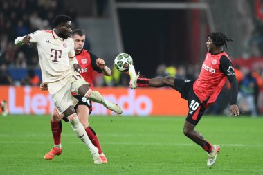 LEVERKUSEN, GERMANY - 11 Mart 2025: Alphonso Davies, Jeremie Frimpong - Bayer 04 Leverkusen ile Bayarena 'da FC Bayern Münih arasındaki UEFA Şampiyonlar Ligi maçı.