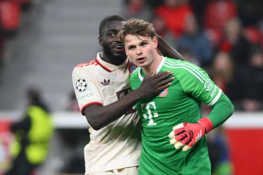 LEVERKUSEN, GERMANY - 11 Mart 2025: Dayot Upamecano, Jonas Urbig - Bayer 04 Leverkusen ile Bayarena 'da FC Bayern Münih arasındaki UEFA Şampiyonlar Ligi maçı.