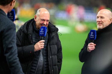 LEVERKUSEN, GERMANY - 11 Mart 2025: Matthias Sammer, Fernando Carro - Bayer 04 Leverkusen ile Bayarena 'da FC Bayern Münih arasındaki UEFA Şampiyonlar Ligi futbol maçı.