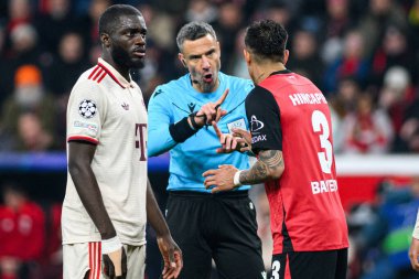 LEVERKUSEN, GERMANY - 11 Mart 2025: Slavko Vinciç, Dayot Upamecano, Piero Hincapie - Bayer 04 Leverkusen ile FC Bayern Münih arasındaki UEFA Şampiyonlar Ligi maçı.