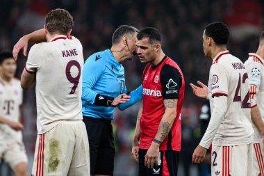 LEVERKUSEN, GERMANY - 11 Mart 2025: Slavko Vinciç, Granit Xhaka - Bayer 04 Leverkusen ile Bayarena 'da FC Bayern Münih arasındaki UEFA Şampiyonlar Ligi maçı.