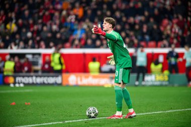 LEVERKUSEN, GERMANY - 11 Mart 2025: Jonas Urbig - Bayena 'da Bayer 04 Leverkusen ile FC Bayern Münih arasındaki UEFA Şampiyonlar Ligi futbol maçı.